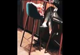 スマホ個人撮影　おしゃれなカフェの店内でこっそりおっぱいポロリする露出狂女子!!