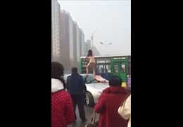 スマホ個人撮影　演説…？？日中の野外に出没して暴れてる全裸女のカオス動画…