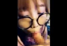 スマホ個人撮影　誘惑するような舐め方が卑猥すぎるメガネ美女のご奉仕フェラ☆