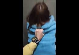 スマホ個人撮影　即パコ！！カラオケのトイレの中で茶髪娘を荒々しくバックでハメ撮り…w