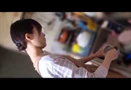 スマホ個人撮影　家事中のTバック×パイパン人妻をハメ撮り→責任取らないけど中出し…！