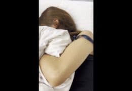 スマホ個人撮影　「イヤだっ///」恥じらい感ハンパない茶髪JDが顔隠すもマ●コは丸見えハメ撮り♪