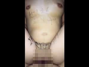 スマホ個人撮影　体に隠語落書きしたパイパン肉便器を車内でハメ撮りww