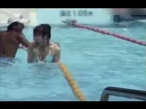 個人撮影　乳首が…wwプールでおっぱいﾎﾟﾛﾘしちゃってる水着女子のハプニング動画w