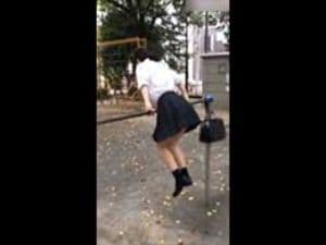 スマホ個人撮影　スカート穿いたまま鉄棒する制服娘→パンチラして友達にいじられるww