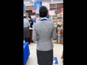 スマホ個人撮影　店内でレジ待ちしてた清楚系CAのパンチラをこっそり盗撮…！！