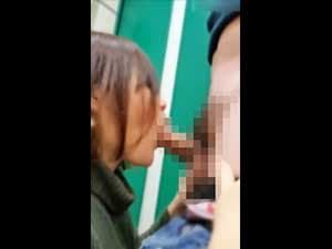 スマホ個人撮影　トイレで茶髪ギャルにチ●ポしゃぶらせてみた生々しいフェラ撮り！！