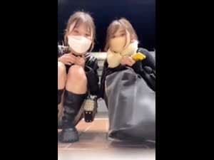 スマホ個人撮影　ライブ配信に夢中でうっかりパンチラしてる美少女’sのハプニング動画…ww
