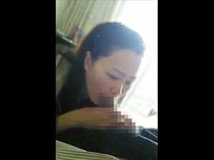 スマホ個人撮影　「苦い…」昼間から家でフェラする素朴なロングヘア彼女の動画。。