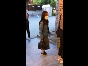 スマホ個人撮影　トイレ待ちしてるかわいいギャルが我慢限界でモゾモゾ足踏み→空いたら猛ダッシュ…w