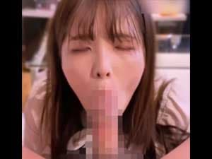 スマホ個人撮影　家でカリ高チ●ポを愛おしそうにフェラする色白ロングヘア娘v