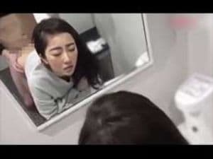 スマホ個人撮影　セレブ系の色白セフレと多目的トイレで立ちバック即ハメ！！