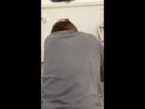 スマホ個人撮影　シンママのデカ尻お姉さんとデパートのトイレで着衣バックハメ…！！