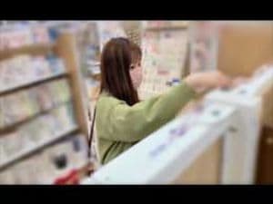 スマホ個人撮影　マスクしてても美人な可愛いロングヘア娘のパンツ盗撮→意外と剛毛だったw