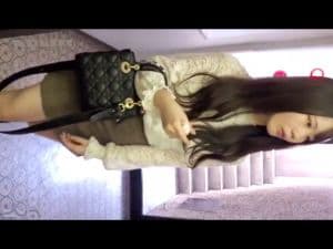 スマホ個人撮影　エレベーターに乗ってきたTバック娘のジョリ毛パンチラを逆さ撮り盗撮！！