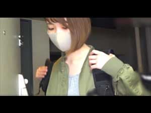 スマホ個人撮影　一瞬の隙…！！宅配デリバリーでやって来た可愛い茶髪ショトカ娘を胸チラ盗撮！