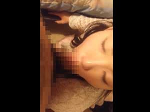 スマホ個人撮影　トロンとした眼差しがエッチな人妻さんのねっとりフェラ撮り。。