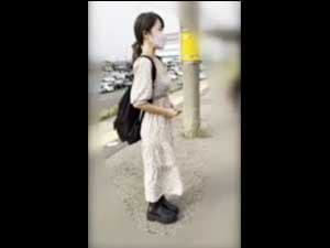 スマホ個人撮影　JDっぽいオーラある清楚系女子をｽﾄｰｷﾝｸﾞして胸チラ乳首を盗撮…！！