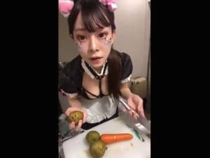 スマホ個人撮影　慌ててるw インスタで料理中に乳首ポロリしちゃった巨乳娘。。