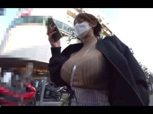 スマホ個人撮影　でけぇww 爆乳揺らしながら歩くお姉さんのパンツくい込みまで撮れちゃいました！