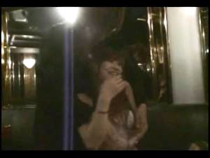 スマホ個人撮影　「彼氏ゴメンよ♪」クラブでホストにのせられて脱がされ乳露出するノリノリ茶髪ギャル、、