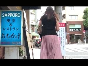 スマホ個人撮影　お買い物帰りのＴバックお姉さん♪スカート越しに張り付く尻がやらしかったので盗撮…！