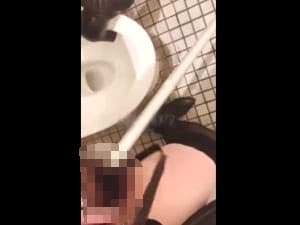 スマホ個人撮影　「う～、ヤバいヤバい…」公衆トイレで変態娘が掃除ブラシ突っ込んでオホ声オナ自撮りw