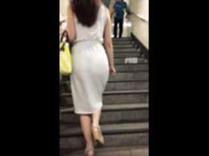 スマホ個人撮影　衝撃的なTバック透けパンしてる歩行中のお姉さんを盗撮…！