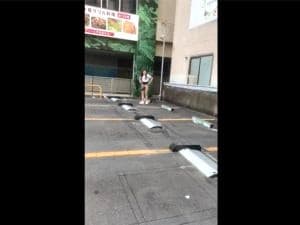 スマホ個人撮影　「キモっ！」駐車場でおしっこしちゃう女友達撮ってるバカ笑いおふざけ動画…w