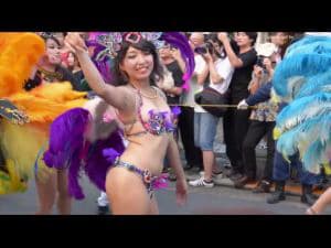 POV amateur smartphone : onee-san qui danse spectaculairement à un événement de samba dans la rue laisse voir sa chatte ww