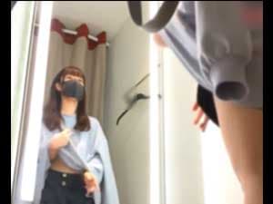 個人撮影　試着室で着替える華奢なJD？を盗撮→小ぶりおっぱいが見えてます…！！