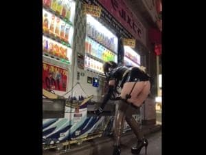 POV amatoriale smartphone : carina cosplayer da cameriera che esibisce il bel culo col perizoma dalla minigonna a un distributore automatico in mezzo al traffico !