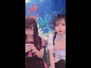 POV amateur smartphone : on voit son téton w incident où une serveuse de concept café laisse voir son décolleté pendant un live TikTok ♪
