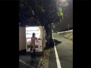 POV amatoriale smartphone : il rumore del distributore automatico risuona a notte fonda ! ragazza con la coda di cavallo col plug a coda addestrata all'esibizionismo completamente nuda…