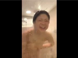 Film amateur au smartphone : on filme une pote étudiante qui s'éclate à poil dans le bain, vidéo délire… mdr