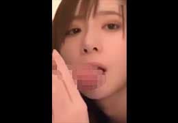 POV amateur smartphone : fellation baveuse filmée d'une belle fille mignonne aux longs cheveux ♪