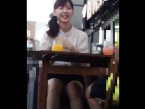 POV amateur smartphone: grabé a fondo a escondidas el upskirt de una chica mona elegante que charla con una amiga en una cafetería al aire libre♪