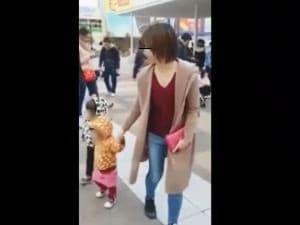 Tournage amateur au smartphone : « Trop gros ♡ » La vidéo de tromperie d'une jeune femme gal qui n'a pas l'air d'être maman de deux enfants a leaké…