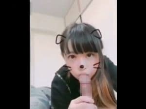 スマホ個人撮影　SNOWでなら撮ってもOK？な童顔彼女のまったり宅フェラ動画♪
