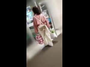 スマホ個人撮影　返済できない小柄な幼な妻、スーパーの駐車場で咥えさせ車内に押込み狭い膣にねじ込んで中出し!!［再］