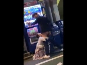 スマホ個人撮影　「♂ちょっとちょっと…コラw」泥酔してるのか道端でフェラしてる若いカップルいたww